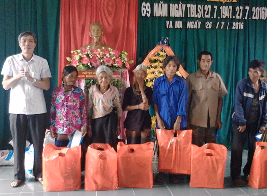  Đồng chí Nguyễn Phú Lộc-Phó Bí thư Thường trực Huyện ủy Kông Chro tặng quà cho các gia đình có công tiêu biểu. Ảnh: Phương Liên