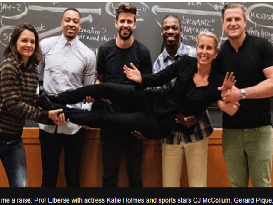 Giáo sư Anita Elberse được các học viên bồng lên. Các học viên trong ảnh gồm (từ trái qua): nữ diễn viên người Mỹ Katie Holmes, ngôi sao bóng rổ Mỹ C.J.McCollum, cầu thủ bóng đá Gerard Pique đang thi đấu cho câu lạc bộ Barcelona, cầu thủ bóng đá Rashean Mathis và cầu thủ bóng bầu dục Jamie Heaslip - Ảnh chụp màn hình BBC