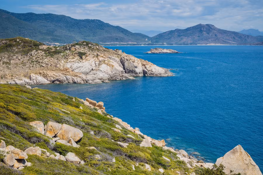 "Tam Bình" là tên gọi của các hòn đảo nằm ở vịnh nước sâu là Bình Ba, Bình Hưng (Khánh Hòa) và bãi biển Bình Tiên (Ninh Thuận). Những năm gần đây, nơi này được biết đến như một điểm đến hấp dẫn với vẻ đẹp thiên nhiên hoang sơ tuyệt đẹp, con người thân thiện, tốt bụng.