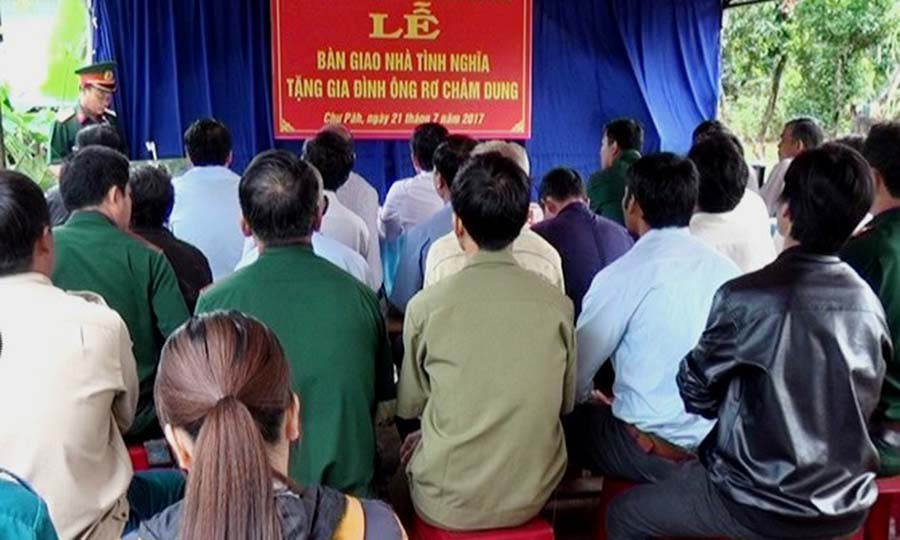  Toàn cảnh lễ bàn giao nhà tình nghĩa cho gia đì_nh ông Rơ Châm Dung. Ảnh: Đ.Y