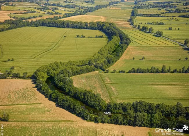 Trước khi kênh đào được xây dựng, hành trình trên biển kéo dài hằng tháng qua eo biển Gibraltar đối mặt với nhiều nguy hiểm từ cướp biển và bão mạnh.