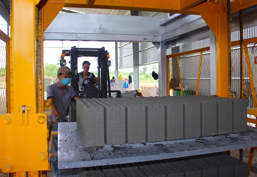 Quy trình sản xuất gạch bằng máy móc hiện đại của Nhà máy Gạch không nung An Khê. Ảnh: Hồng Thi Quy trình sản xuất gạch bằng máy móc hiện đại của Nhà máy Gạch không nung An Khê. Ảnh: Hồng Thi