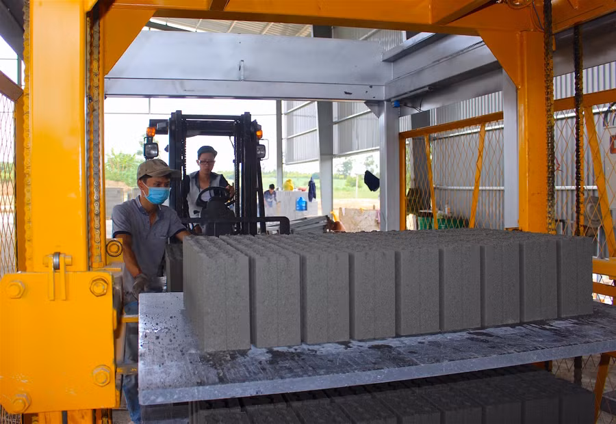 Quy trình sản xuất gạch bằng máy móc hiện đại của Nhà máy Gạch không nung An Khê. Ảnh: Hồng Thi Quy trình sản xuất gạch bằng máy móc hiện đại của Nhà máy Gạch không nung An Khê. Ảnh: Hồng Thi