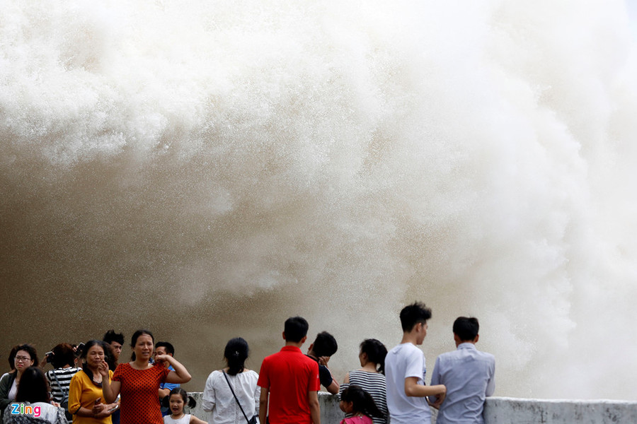 Trong hai ngày thủy điện Hòa Bình mở đáy xả lũ, nhiều người dân hiếu kỳ đến xem và quay phim chụp ảnh, bất chấp nguy hiểm. Trong hai ngày thủy điện Hòa Bình mở đáy xả lũ, nhiều người dân hiếu kỳ đến xem và quay phim chụp ảnh, bất chấp nguy hiểm.