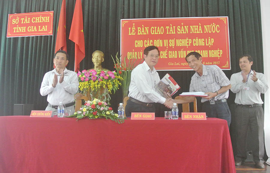  Sở Tài chính và các đơn vị ký biên bản giao tài sản Nhà nước. Ảnh: Sơn Ca