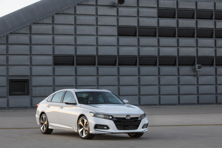 Về thiết kế, Honda Accord 2018 mang nhiều đường nét giống với người "đàn em" Honda Civic mới. Đầu xe nổi bật với cụm đèn pha LED được nối liền với thanh nẹp crom tạo nên sự đồng nhất. Về thiết kế, Honda Accord 2018 mang nhiều đường nét giống với người