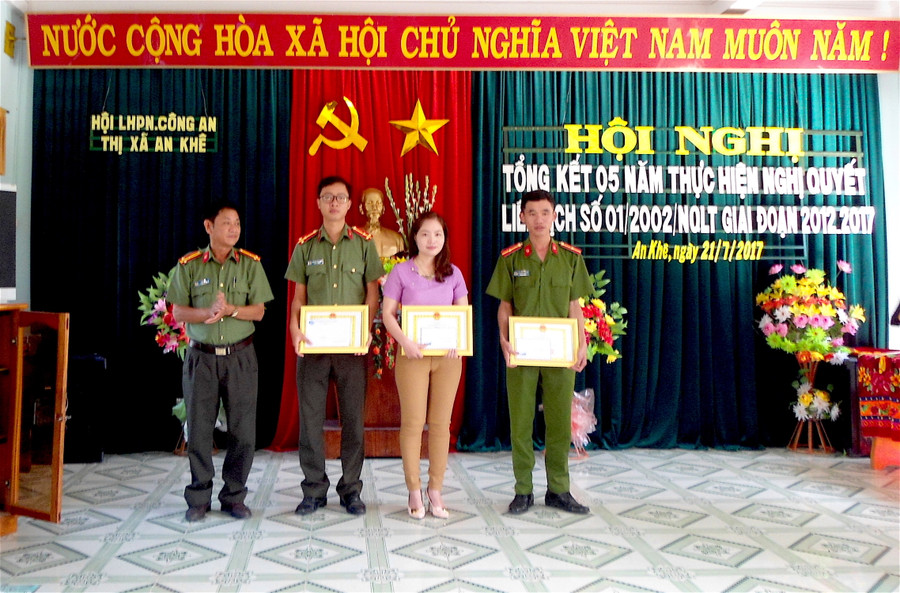 Trao giấy khen cho các nhân và tập thể có thành tích xuất sắc tại cuộc thi “Vì một mái ấm bình yên”. Ảnh: Mộc Trà