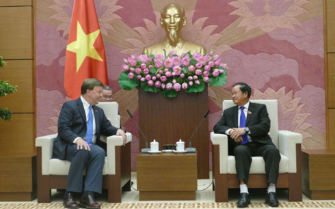 Phó Chủ tịch Quốc hội Đỗ Bá Tỵ và Chủ tịch Tiểu ban về các lực lượng thuộc Ủy ban Quân vụ Michael Rogers.