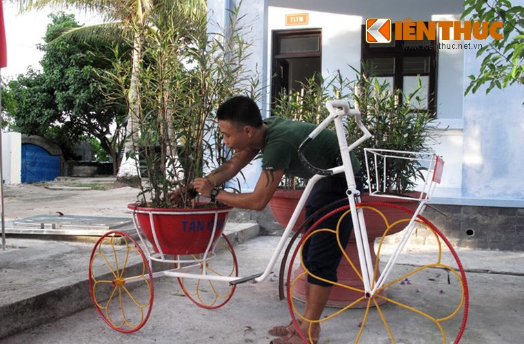 Những chiếc xe đựng cây cảnh có một không hai của các chiến sĩ Hải quân đảo Sinh Tồn đẹp như trong chuyện cổ tích.