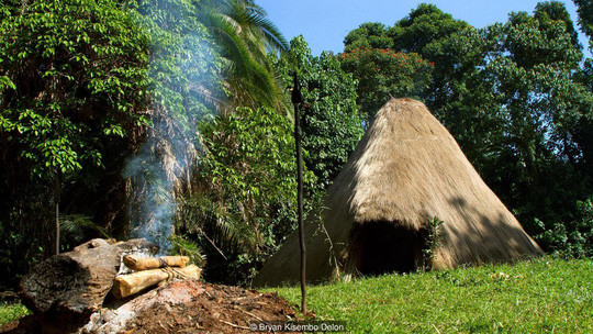 Người dân trên đảo Bugala cúng tế linh hồn Luwala với hy vọng rằng điều ước của họ sẽ được thực hiện. Ảnh: BBC