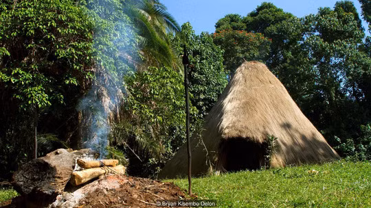 Người dân trên đảo Bugala cúng tế linh hồn Luwala với hy vọng rằng điều ước của họ sẽ được thực hiện. Ảnh: BBC