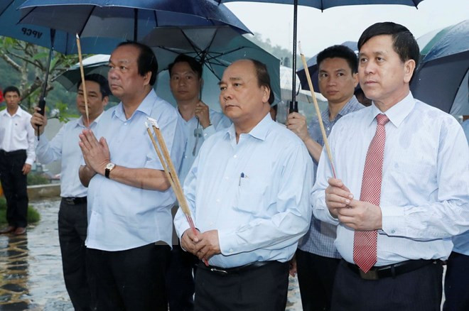 Thủ tướng Nguyễn Xuân Phúc dâng hương tại Khu di tích lịch sử lưu niệm Trung đoàn 52 Tây Tiến. (Ảnh: Doãn Tấn/TTXVN)