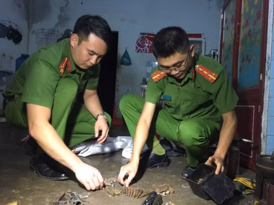 Công an cũng thu giữ được hàng trăm viên đạn tại nhà ông Hùng. Công an cũng thu giữ được hàng trăm viên đạn tại nhà ông Hùng.