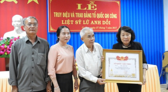 Bà Mai - vợ liệt sĩ Lữ Anh Dồi nhận bằng Tổ quốc ghi công của chồng Bà Mai - vợ liệt sĩ Lữ Anh Dồi nhận bằng Tổ quốc ghi công của chồng