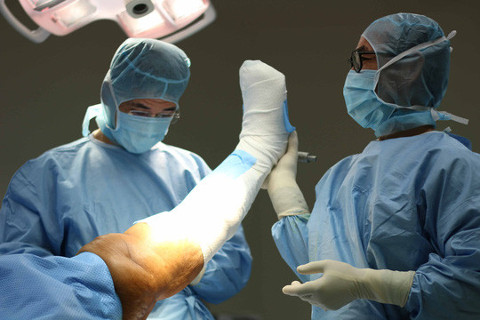 Một ca phẫu thuật thay khớp bán phần Một ca phẫu thuật thay khớp bán phần