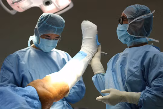 Một ca phẫu thuật thay khớp bán phần