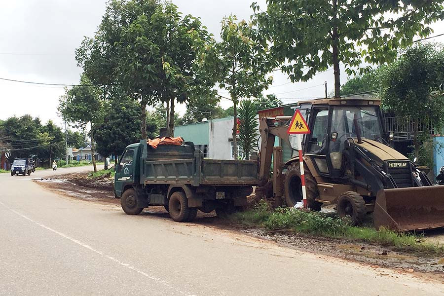 Đơn vị thi công đang tiến hành xử lý khúc cua nguy hiểm. Ảnh: V.N Đơn vị thi công đang tiến hành xử lý khúc cua nguy hiểm. Ảnh: V.B