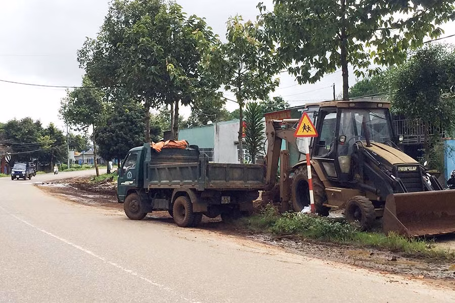  Đơn vị thi công đang tiến hành xử lý khúc cua nguy hiểm. Ảnh: V.B