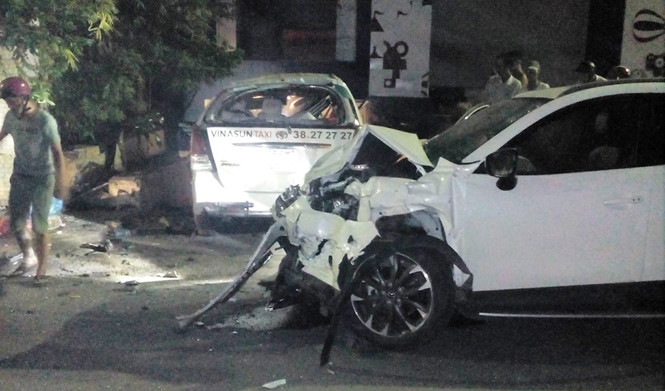 Vụ tai nạn nghiêm trọng giữa xe ô tô và taxi tại ngã tư Hoa Phượng - Hoa Lan, quận Phú Nhuận, TP. Hồ Chí Minh khiến 1 người tử vong, 2 người bị thương. Một tài xế hiện trốn khỏi hiện trường Vụ tai nạn nghiêm trọng giữa xe ô tô và taxi tại ngã tư Hoa Phượng - Hoa Lan, Q.Phú Nhuận, TP.HCM khiến một người tử vong, 2 người bị thương. Một tài xế hiện trốn khỏi hiện trường