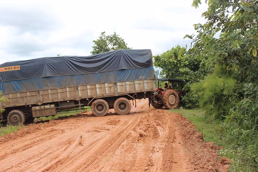 Đường trơn trượt khiến một xe tải lớn lao xuống vệ đường được máy cày kéo lên. Ảnh: Nguyễn Diệp Đường trơn trợt khiến một xe tải lớn lao xuống vệ đường được máy cày kéo lên. Ảnh: Nguyễn Diệp