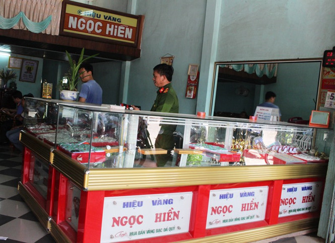 Công an khám nghiệm hiện trường vụ tiệm vàng bị trộm đột nhập. Công an khám nghiệm hiện trường vụ tiệm vàng bị trộm đột nhập.