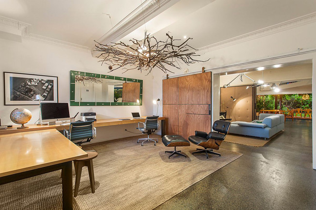 Phòng làm việc của gia chủ nằm ngay cạnh phòng khách, thiết kế mở, cửa ra vào lớn dạng trượt mang lại không gian thoáng rộng.