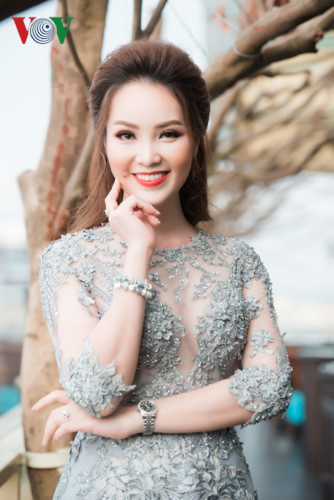 Cô chọn thiết kế váy với phần ngực xuyên thấu vừa gợi cảm nhưng vẫn kín đáo, tôn lên nét yêu kiều của người đẹp. Thuỵ Vân khéo léo lựa chọn váy áo và giày cùng màu ghi sáng, tôn lên làn da trắng ngần.