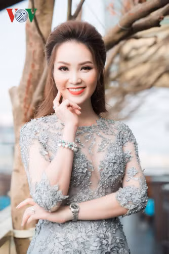 Cô chọn thiết kế váy với phần ngực xuyên thấu vừa gợi cảm nhưng vẫn kín đáo, tôn lên nét yêu kiều của người đẹp. Thuỵ Vân khéo léo lựa chọn váy áo và giày cùng màu ghi sáng, tôn lên làn da trắng ngần.