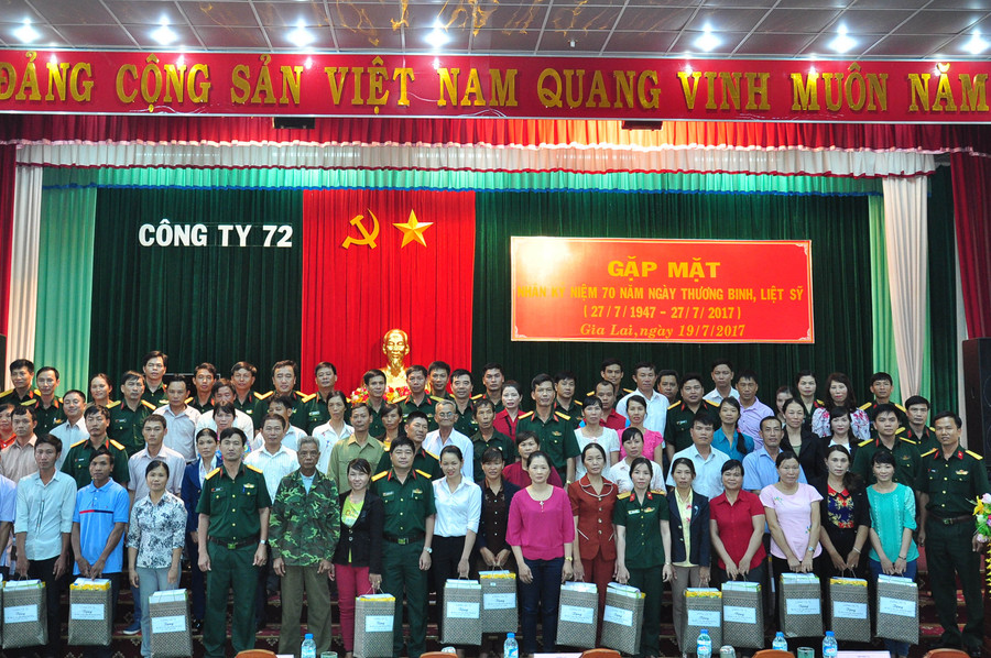 Lãnh đạo Công ty 72 tặng quà cho thân nhân gia đình liệt sỹ, thương binh, bệnh binh. Ảnh: Đức Quyết