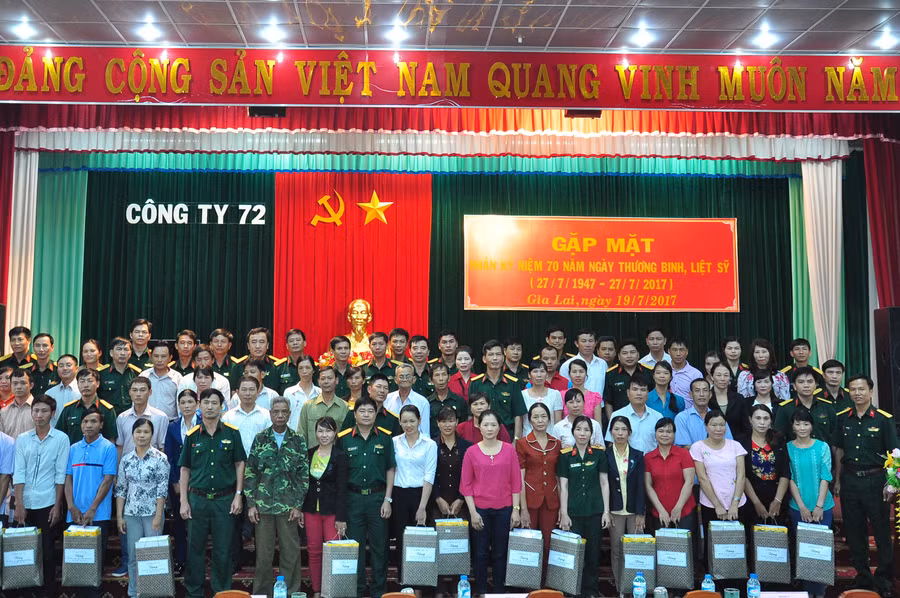 Lãnh đạo Công ty 72 tặng quà cho thân nhân gia đình liệt sỹ, thương binh, bệnh binh. Ảnh: Đức Quyết