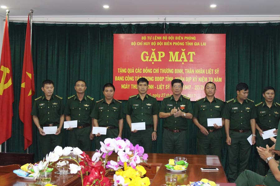  Lãnh đạo BCH tặng quà cho các thương binh, thân nhân liệt sĩ. Ảnh: Anh Huy