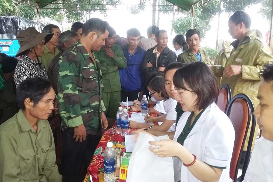 Khám và cấp phát thuốc. Ảnh: Lê Anh Khám và cấp phát thuốc. Ảnh: Lê Anh