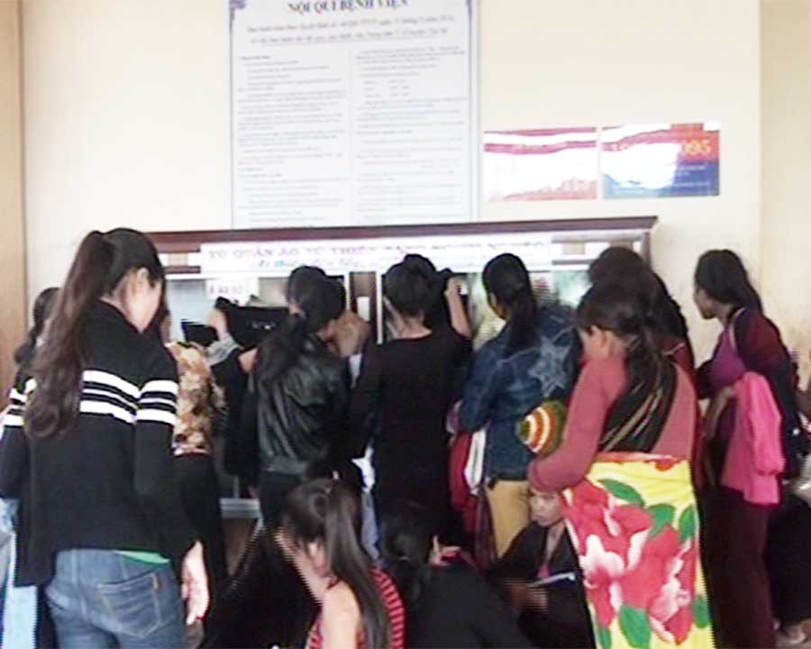 Bệnh nhân tự chọn quần, áo tại tủ quần áo từ thiện đặt tại Trung tâm Y tế huyện Chư Sê. Ảnh: Đức Chí Bệnh nhân tự chọn quần, áo tại tủ quần áo từ thiện đặt tại Trung tâm Y tế huyện Chư Sê. Ảnh: Đức Chí