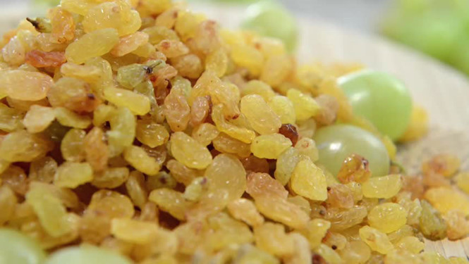 Nho khô có lợi cho răng miệng. Nho khô có lợi cho răng miệng.