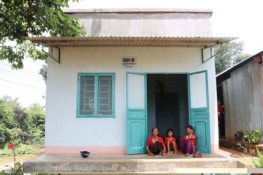 Bà Kpăh Panh cùng con gái và cháu ngoại trò chuyện trước căn nhà mới. Ảnh: N.H Bà Kpăh Panh cùng con gái và cháu ngoại trò chuyện trước căn nhà mới. Ảnh: N.H