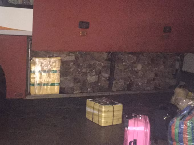  Khoảng 3,2 tấn gỗ cẩm chất đầy trong thùng xe