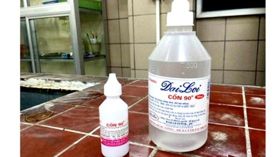 Loại cồn y tế 90 độ mà ông Đ.N.H. đã dùng để pha thành rượu uống gây tử vong Loại cồn y tế 90 độ mà ông Đ.N.H. đã dùng để pha thành rượu uống gây tử vong