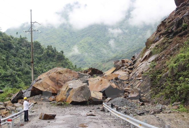 Sạt lở đá tại Km33+450, Quốc lộ 279D (đoạn huyện Mường La, Sơn La). Sạt lở đá tại Km33+450, Quốc lộ 279D (đoạn huyện Mường La, Sơn La).