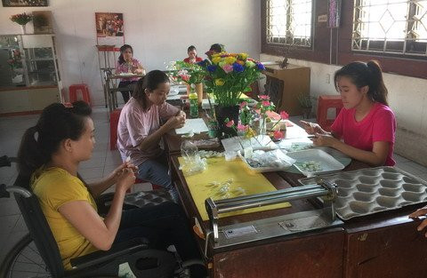 Một lớp hoa vải dành cho nữ khuyết tật Một lớp hoa vải dành cho nữ khuyết tật