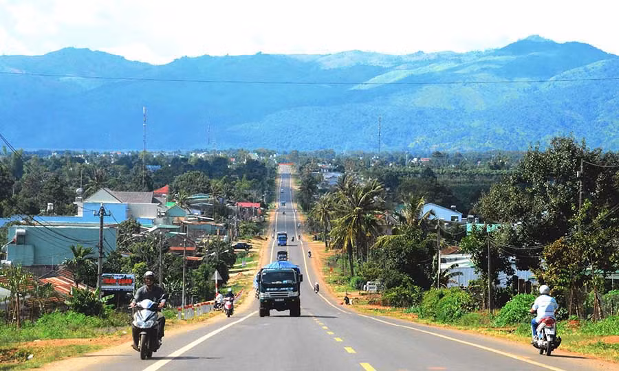 Đường Hồ Chí Minh đoạn từ TP. Pleiku đi Kon Tum. Ảnh: Minh Dưỡng