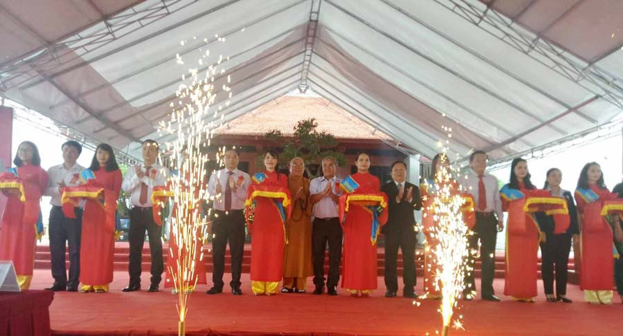  Lãnh đạo tỉnh Kon Tum và nhà tài trợ cắt băng khánh thành ngôi Đền. Ảnh: Hoài Trần