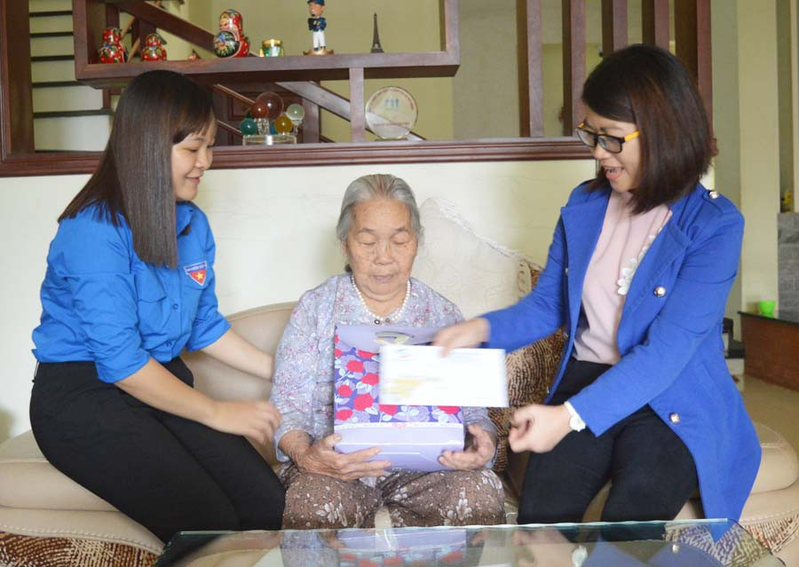  Đại diện hai đơn vị thăm, tặng quà Mẹ VNAH Lê Thị Thọ. Ảnh: Anh Huy