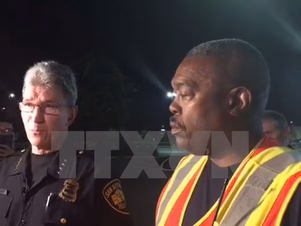 Ông William McManus (trái), và người đứng đầu lực lượng chữa cháy Charles Hood.