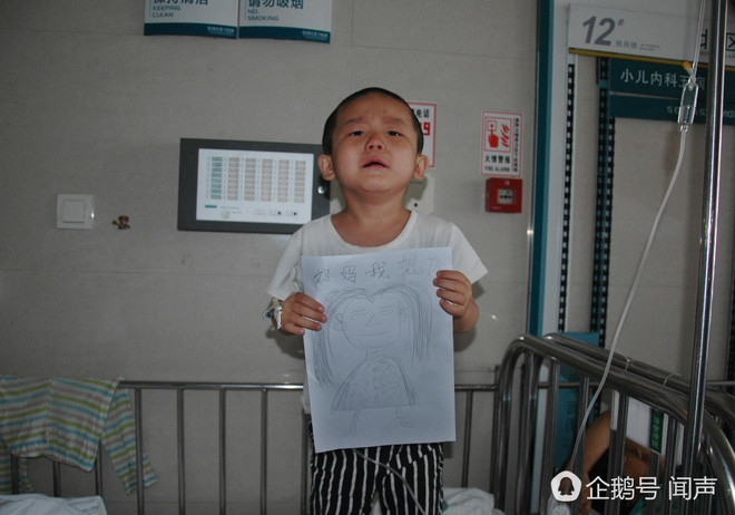 Cậu bé nói nhìn vào bức tranh thì sẽ đỡ nhớ mẹ.