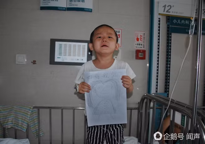 Cậu bé nói nhìn vào bức tranh thì sẽ đỡ nhớ mẹ.