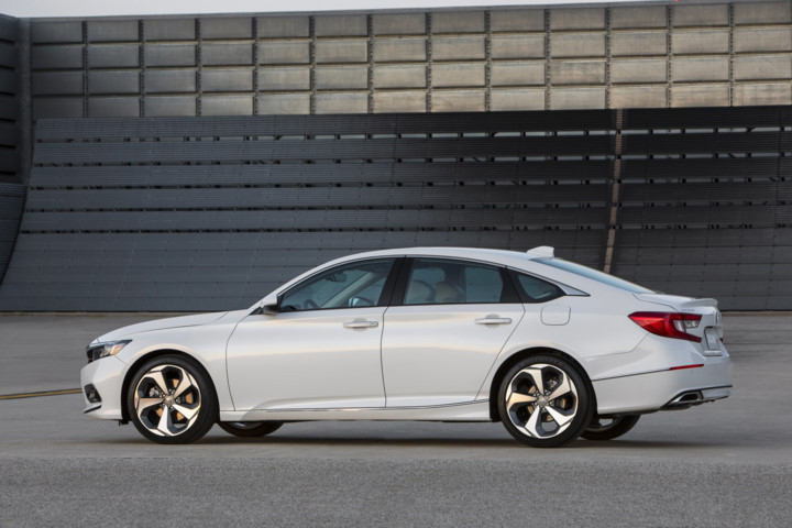 Nhìn từ bên hông Honda Accord giống như một chiếc xe thể thao với đường dốc mái ấn tượng và phần cửa sau được thiết kế độc đáo. Nhìn từ bên hông Honda Accord giống như một chiếc xe thể thao với đường dốc mái ấn tượng và phần cửa sau được thiết kế độc đáo.