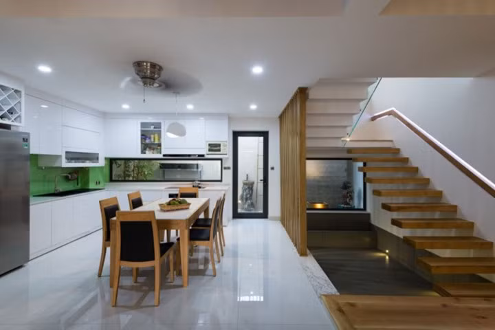 Phòng bếp rất rộng rãi và sang trọng.