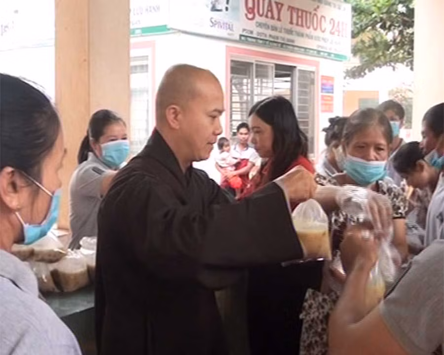 Một buổi phát cháo tại Trung tâm Y tế huyện Chư Sê. Ảnh: Đức Chí