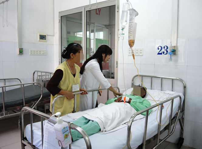 Bệnh nhân được bác sĩ điều trị giải độc do rắn cắn tại Bệnh viện Chợ Rẫy Bệnh nhân được bác sĩ điều trị giải độc do rắn cắn tại Bệnh viện Chợ Rẫy