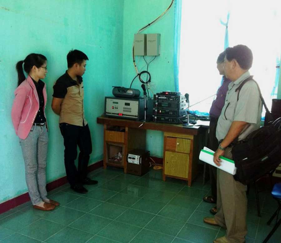 Cán bộ Đài Truyền thanh-Truyền hình huyện hướng dẫn kỹ thuật sử dụng các trang-thiết bị cho cán bộ đài truyền thanh xã. Ảnh: H.T Cán bộ Đài Truyền thanh-Truyền hình huyện hướng dẫn kỹ thuật sử dụng các trang-thiết bị cho cán bộ đài truyền thanh xã. Ảnh: H.T